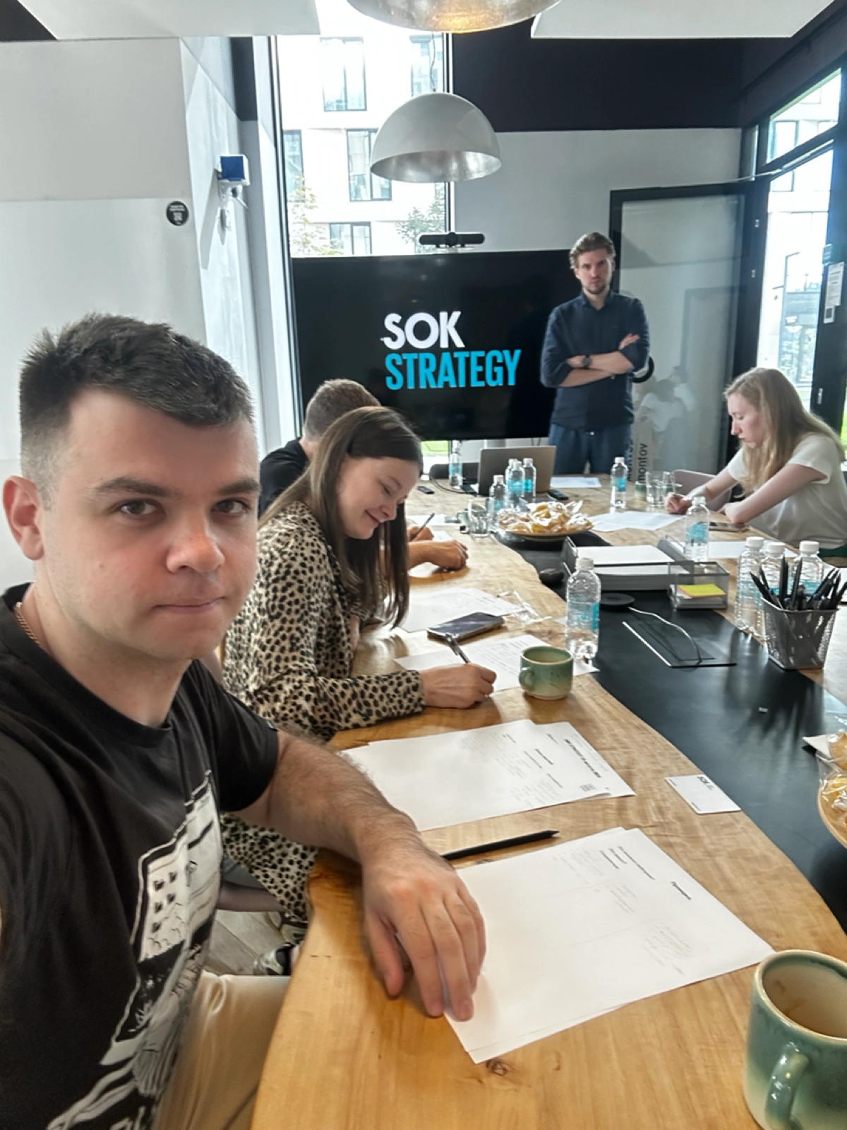 На стратегической сессии у Дмитрия Чуприна в SOK Rybakov Tower.
Субботний тренинг. Ставлю себе цель на сентябрь-ноябрь 2024.
Интересная мысль на заметку: 
Цель – это то, что хочешь получить | Сетка — новая социальная сеть от hh.ru