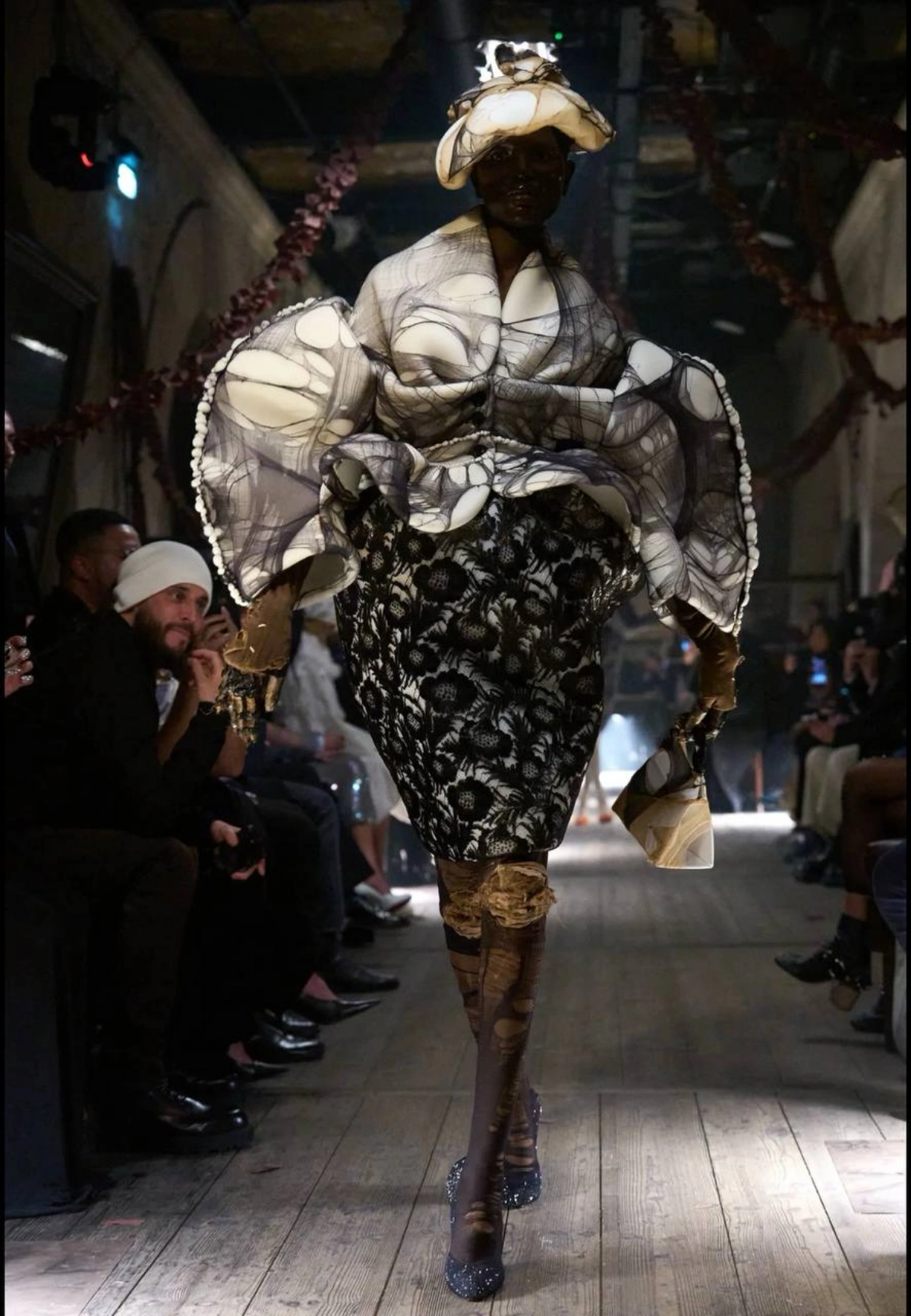 Maison Margiela SS 2024 Couture 
Кстати говоря, Джон Гальяно с 2014 года является креативным директором Дома Маржела | Сетка — новая социальная сеть от hh.ru