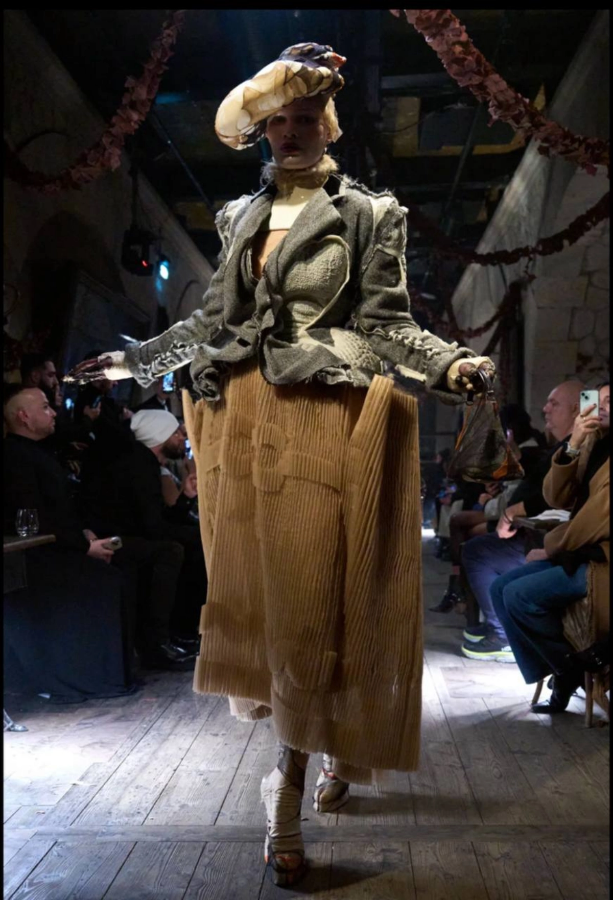 Maison Margiela SS 2024 Couture 
Кстати говоря, Джон Гальяно с 2014 года является креативным директором Дома Маржела | Сетка — новая социальная сеть от hh.ru