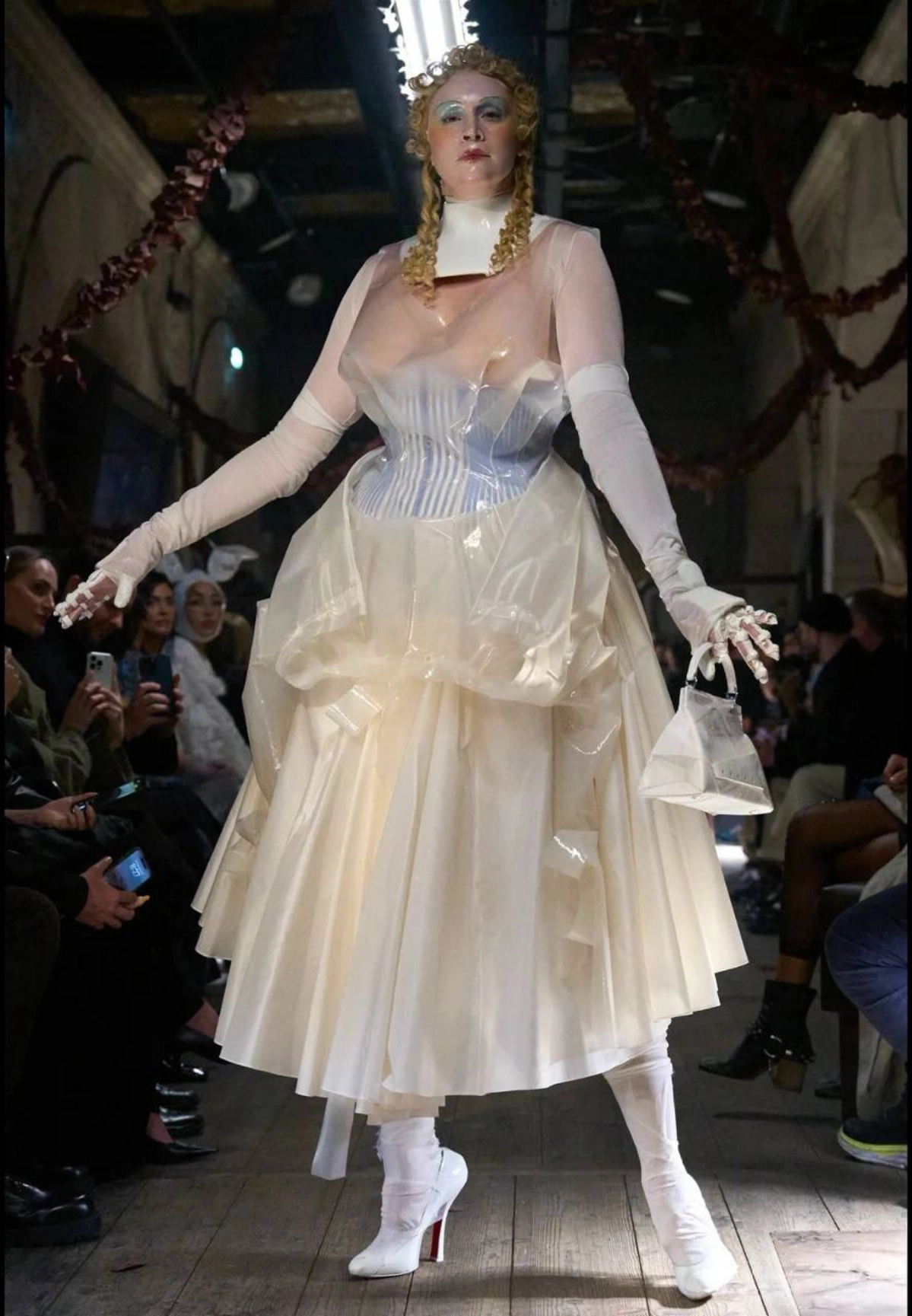 Maison Margiela SS 2024 Couture 
Кстати говоря, Джон Гальяно с 2014 года является креативным директором Дома Маржела | Сетка — новая социальная сеть от hh.ru