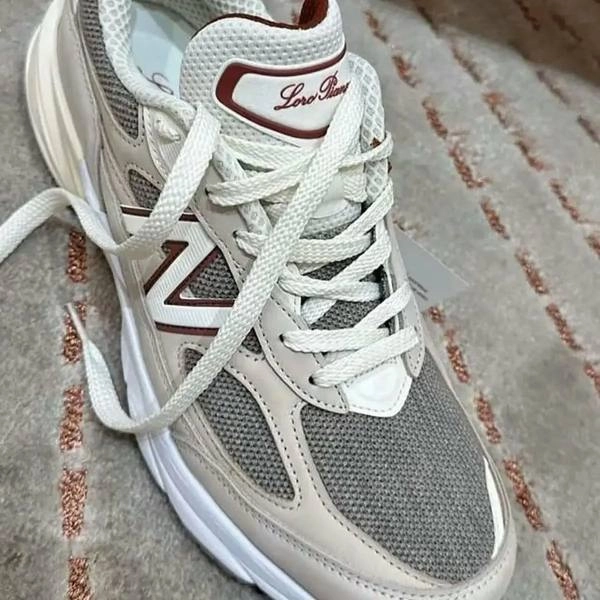 #Артем Спортивный люкс.
Фешн-бренд Loro Piana замутил коллабу с New Balance – брендом спортивной обуви и одежды. Осенью выйдет ограниченная коллекция: 1000 пар по 1000$ | Сетка — новая социальная сеть от hh.ru