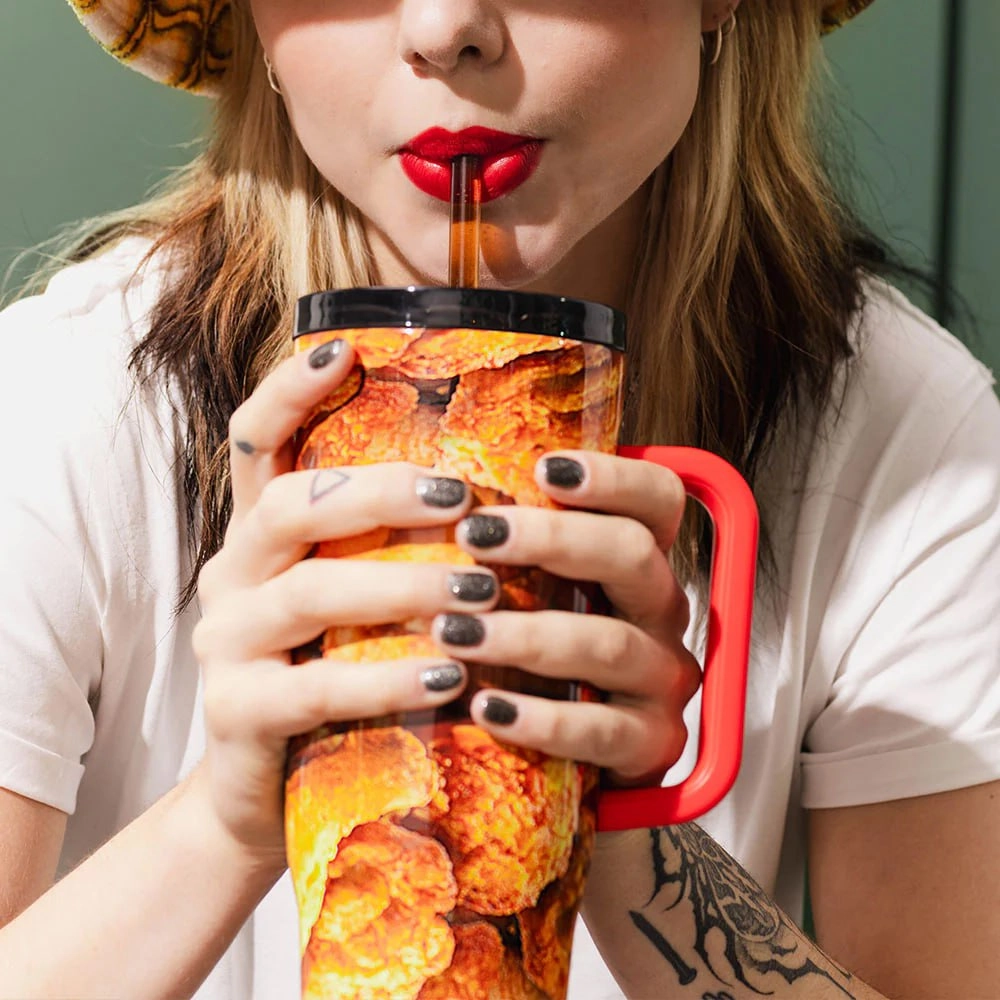 KFC выпустил стаканы и термосы с принтом жареной курицы! Кажется, такое зайдет только ярым фанатам баскетов или коллекционерам. Кстати, цена таких стаканов составляет почти 50 долларов | Сетка — новая социальная сеть от hh.ru