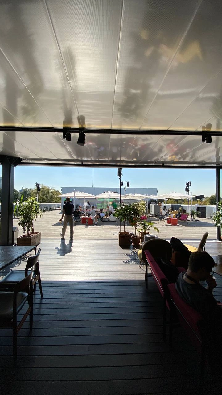 Коворкинг #OpenSpace от #Яндекс
Традиционные наклеечкиии 🤩 | Сетка — новая социальная сеть от hh.ru