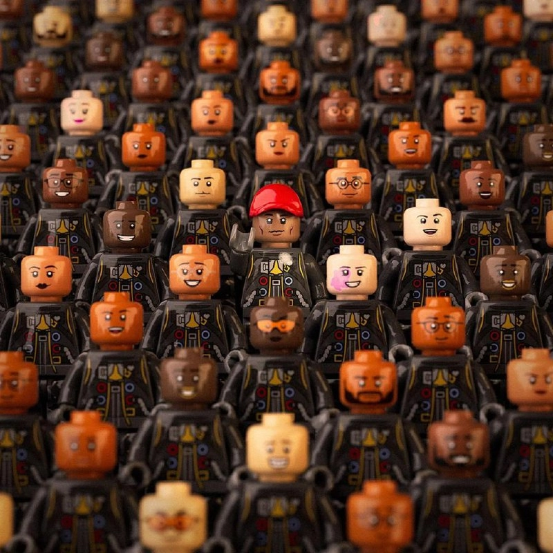 Кажется, это первая коллаборация такого плана от LEGO. Компания объединилась с Фарреллом Уильямсом, совместно они создали набор «Over The Moon». Из 966 деталей набора нужно собрать космический корабль | Сетка — новая социальная сеть от hh.ru