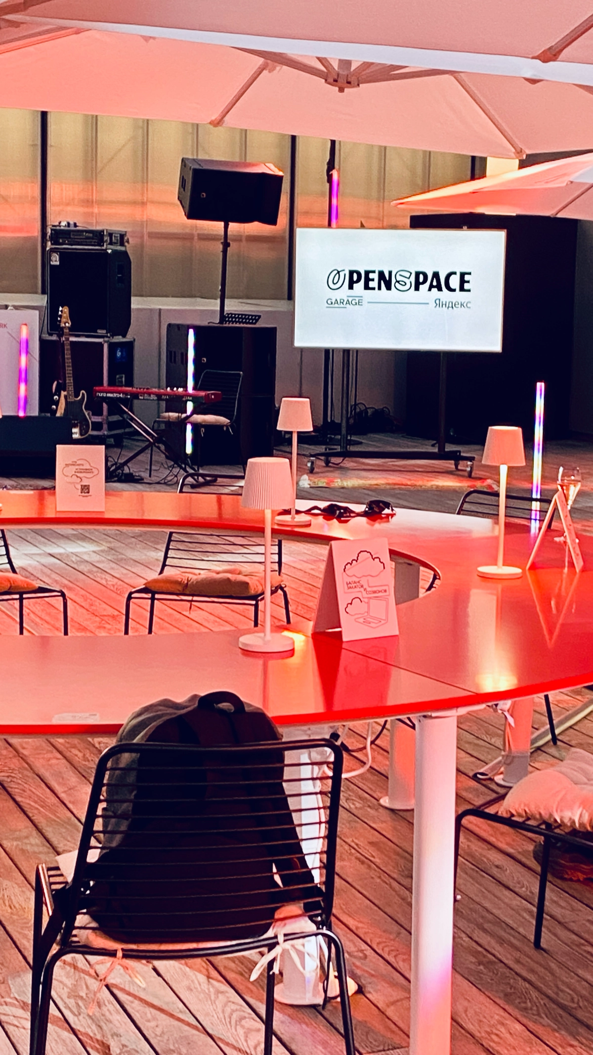 Коворкинг #OpenSpace от #Яндекс
Традиционные наклеечкиии 🤩 | Сетка — новая социальная сеть от hh.ru
