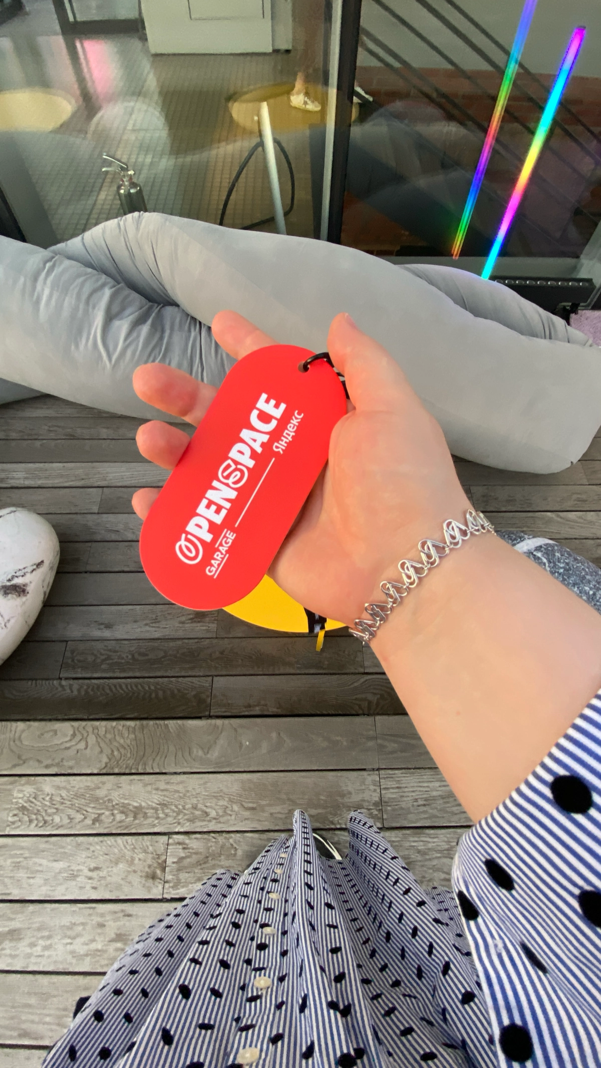 Коворкинг #OpenSpace от #Яндекс
Традиционные наклеечкиии 🤩 | Сетка — новая социальная сеть от hh.ru