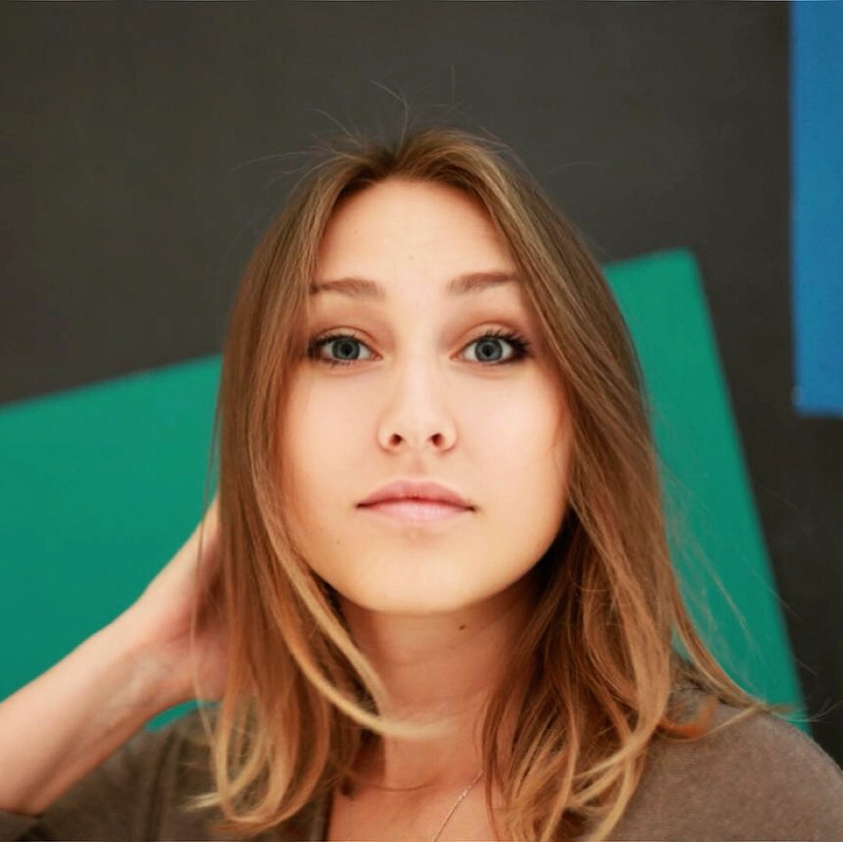#постзнакомство
Всем привет! Меня зовут Альбина.  
Создаю YouTube каналы для бизнеса, руковожу соцсетями. В основном занимаюсь вирусными видео всех возможных форматов | Сетка — социальная сеть от hh.ru