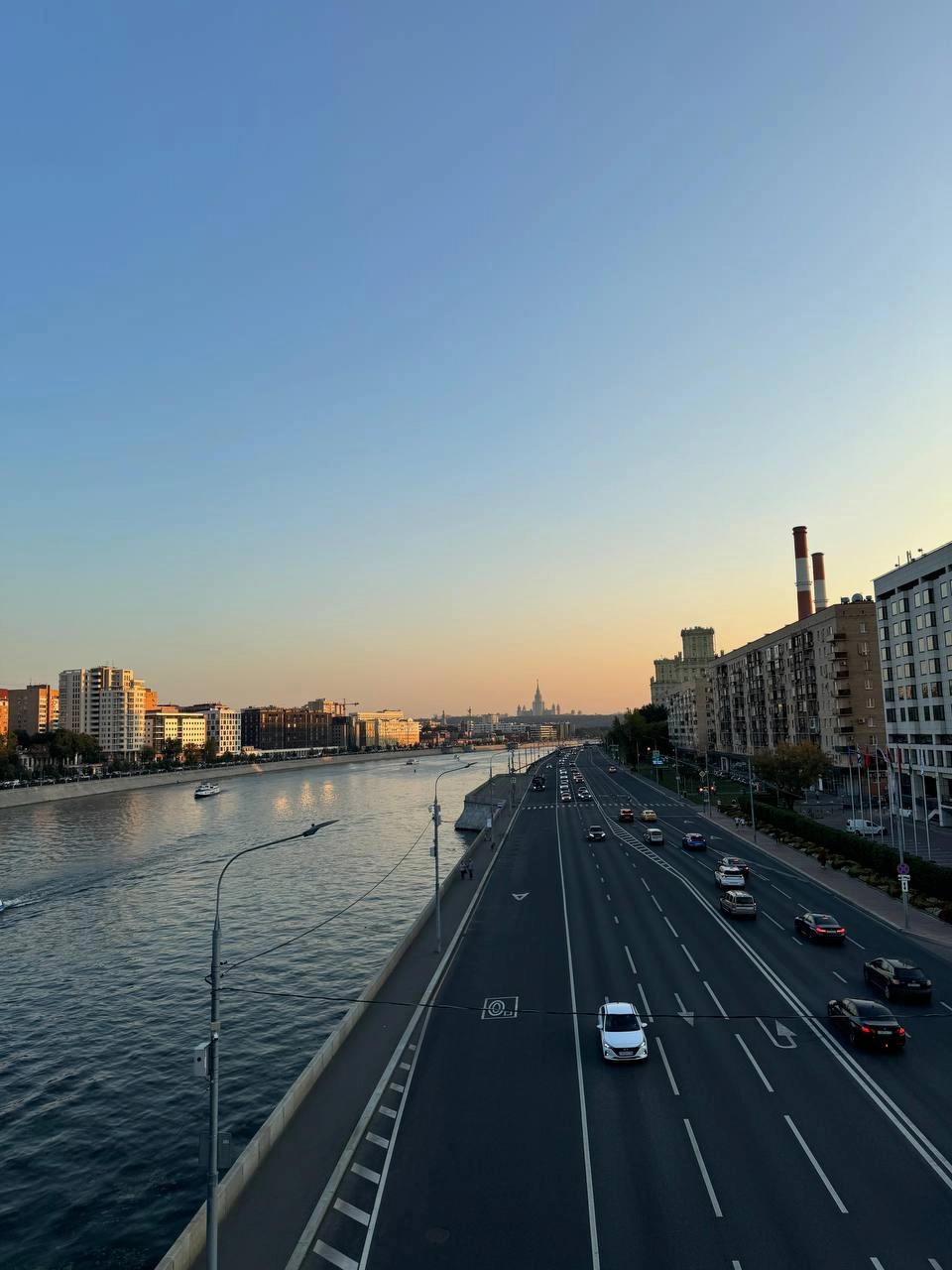 🍿 Приезд в Москву как встреча с бывшим
В Москве была в последний раз 5 лет назад, когда улетала в Австралию | Сетка — новая социальная сеть от hh.ru