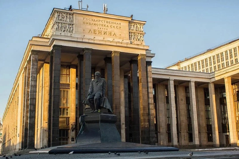 ИНТЕРЕСНЫЙ ФАКТ 💡
Москву считают рекордсменом по количеству библиотек — здесь их почти 500
В Московской Российской государственной библиотеке хранится более 47 миллионов книг, журналов и документов | Сетка — социальная сеть от hh.ru