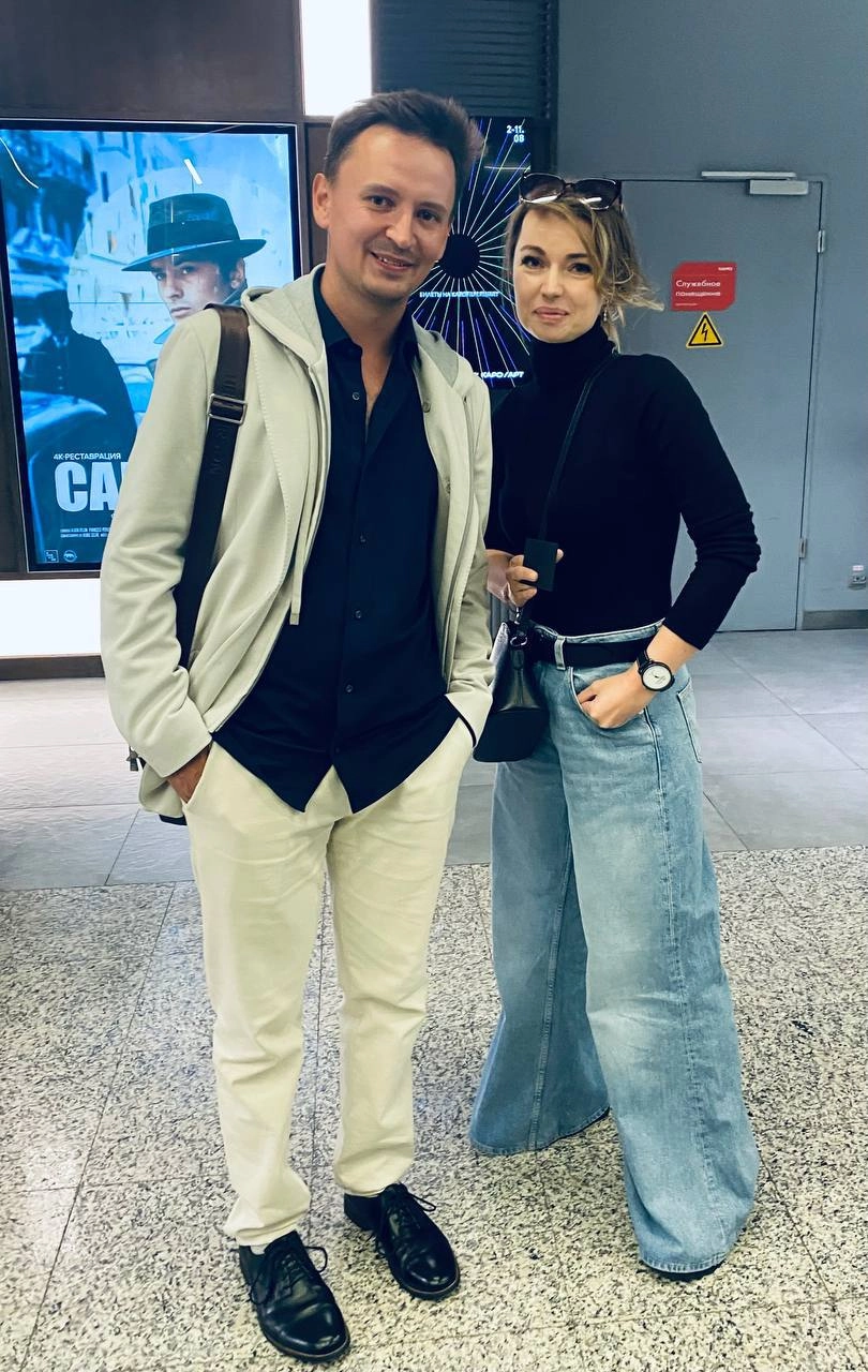 Книга Моники Блэк отправляется к @ElenaBaranovich не зря фоткалась, на удачу. 
В этот раз решил подарить Искусство легких касаний, Пелевина | Сетка — новая социальная сеть от hh.ru
