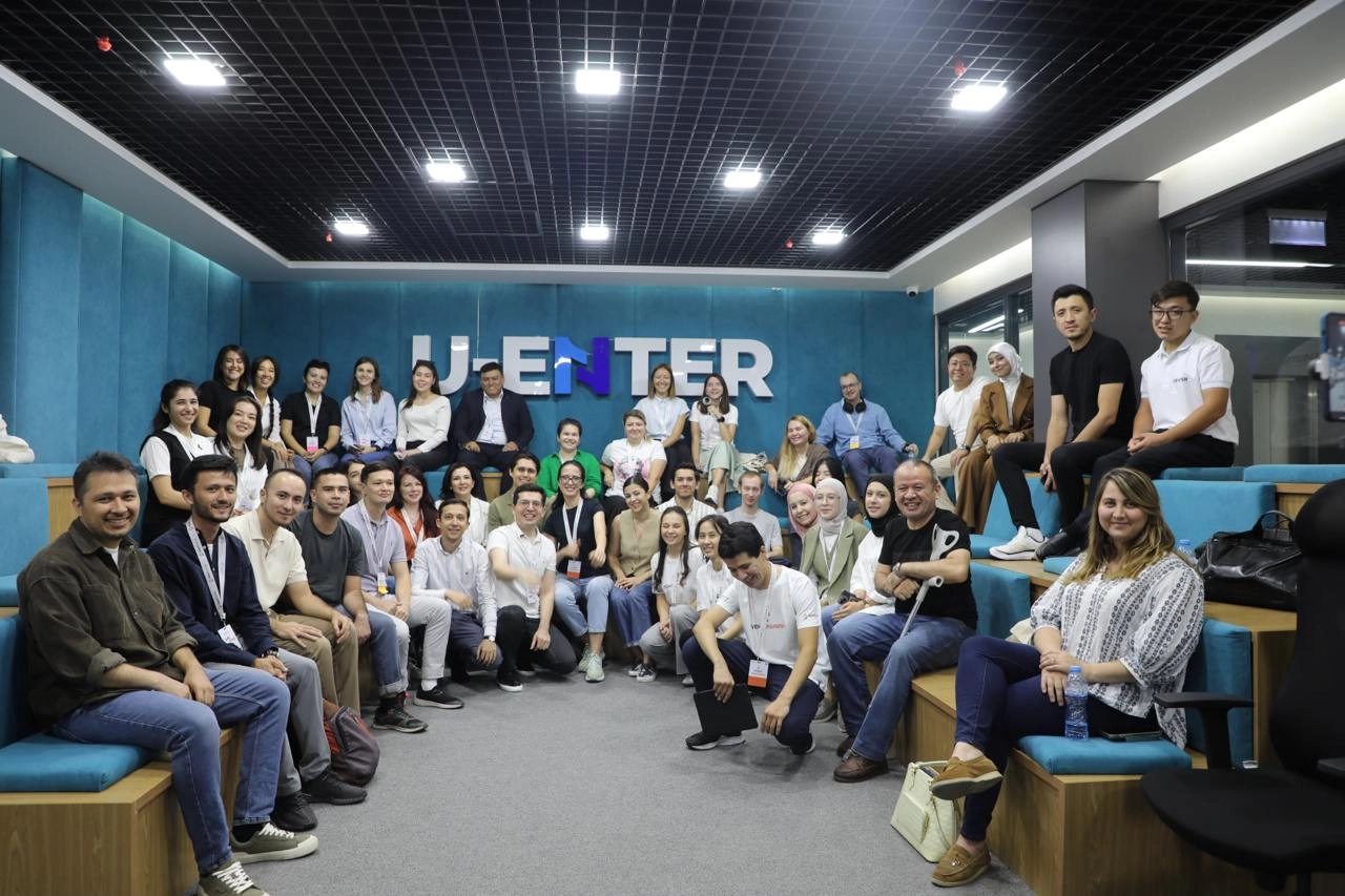 Вчера в U-Enter прошло открытие инкубационной программы для женщин StartCamp, где организаторы проекта Фаррух Максумов, Наталья Клименко и Комилжон Рузиев рассказали о целях, а участники представили п... | Сетка — новая социальная сеть от hh.ru