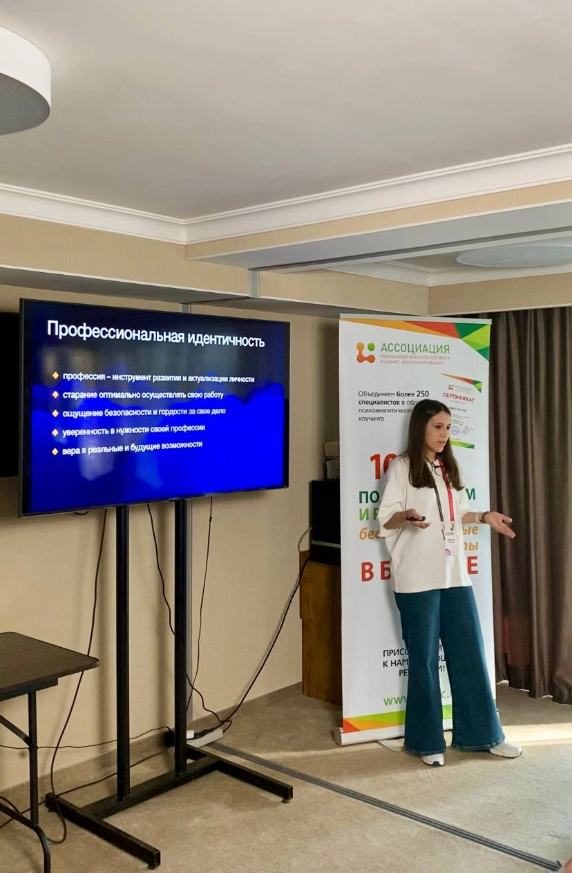 Мне всегда было страшно выступать👀
Бывало по-разному: от легкого волнения до стука в висках и ощущения, что я вот-вот откинусь прямо перед зрителями | Сетка — новая социальная сеть от hh.ru