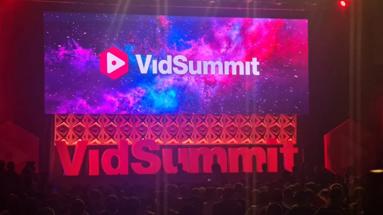 Тренды Vidsummit 2024
В начале сентября в Далласе прошел очередной Vidsummit, где собрались и обменивались опытом многие известные и начинающие креаторы | Сетка — новая социальная сеть от hh.ru