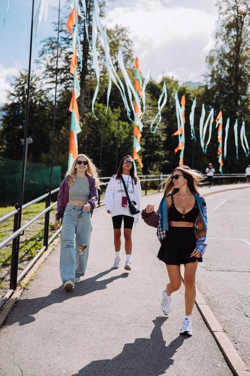 Первый день New Star Weekend — done! ✨
Снимайте лучшие моменты фестиваля, монтируйте и заливайте в формате Reels с заявкой на соавторство с @newstarweekend | Сетка — новая социальная сеть от hh.ru