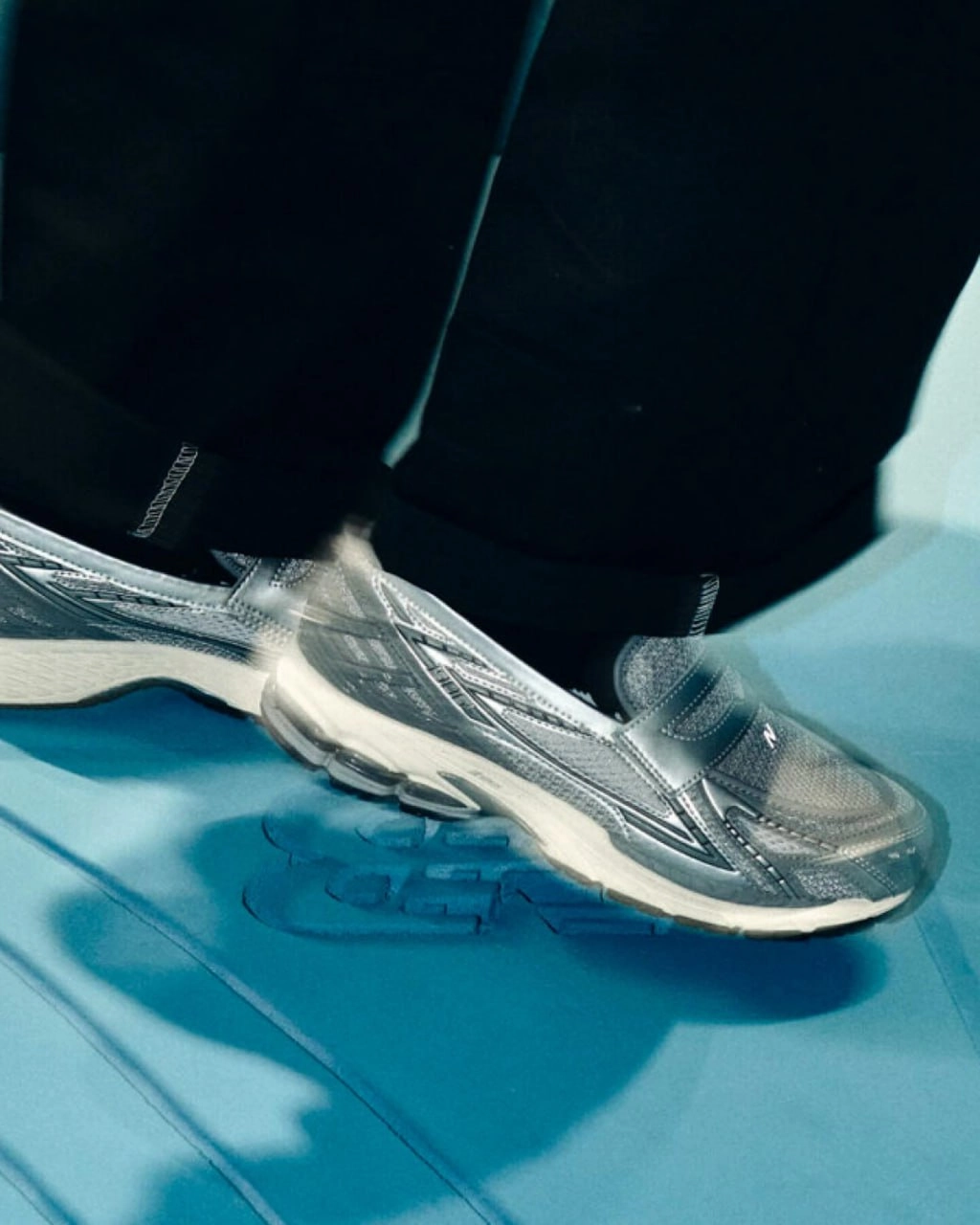 New Balance начали продажу новой модели 1906L — технологичных лоферов цвета металлик. Цена пары — $159 | Сетка — новая социальная сеть от hh.ru