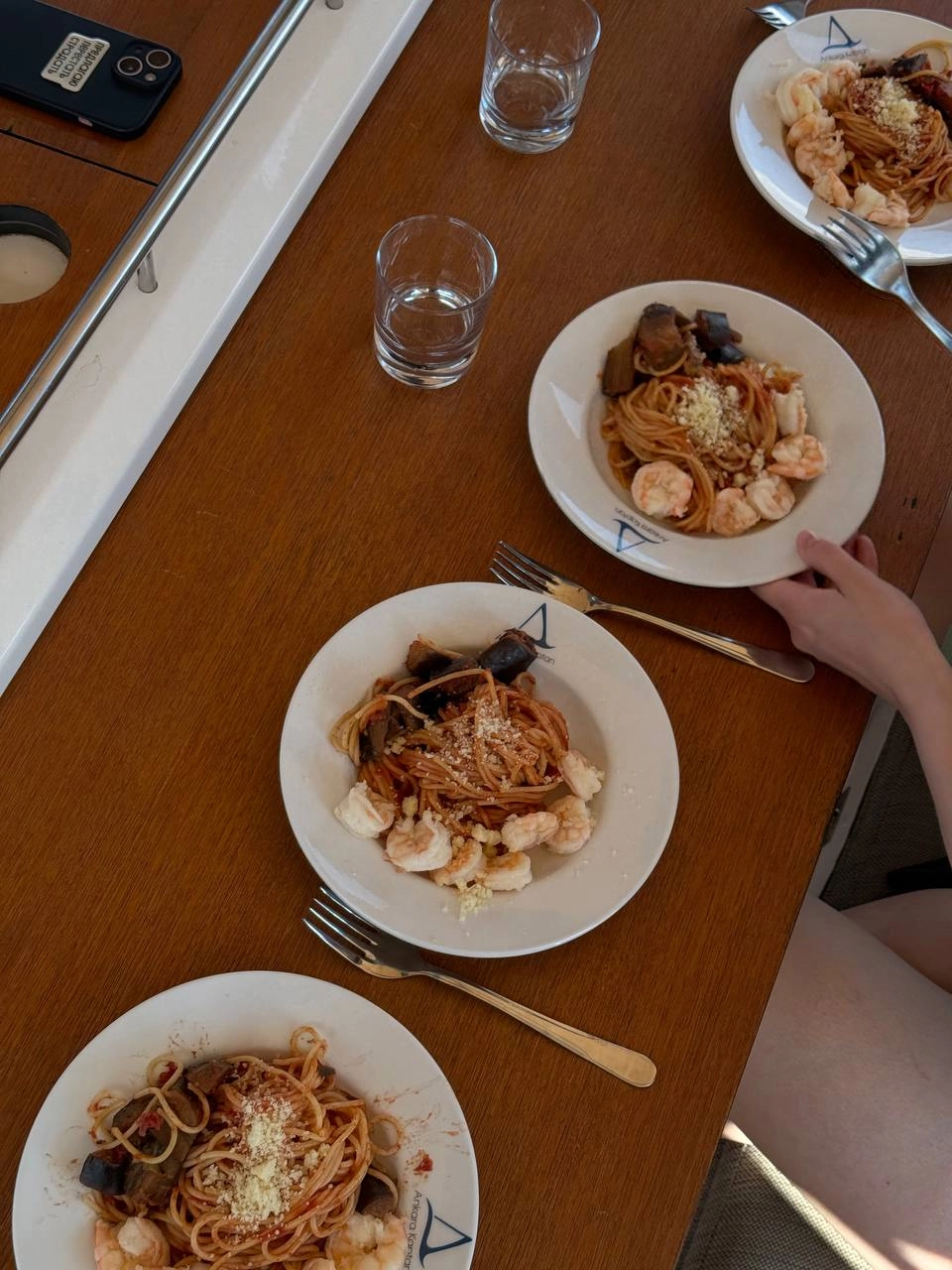 Собрались на одной лодке продакт из Вкусвилла, маркетолог в свободном плавании, директор по рискам из Яндекса, дизайнер из Литреса и ещё пара классных ребят | Сетка — новая социальная сеть от hh.ru