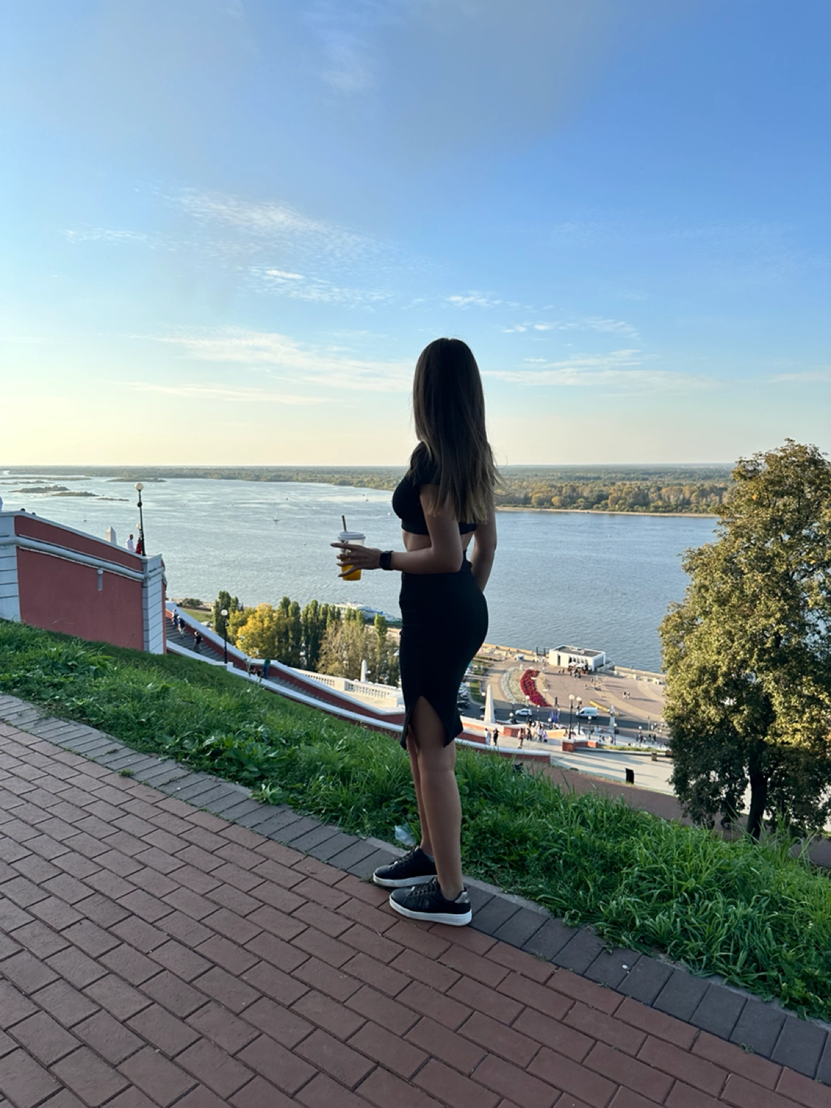 Пост-знакомство
Всем привет!
Меня зовут Александра, мне 23, я живу в прекрасном Нижнем Новгороде 🌆
И я работаю в IT. Занимаюсь продажами и крутыми стратегическими проектами | Сетка — новая социальная сеть от hh.ru