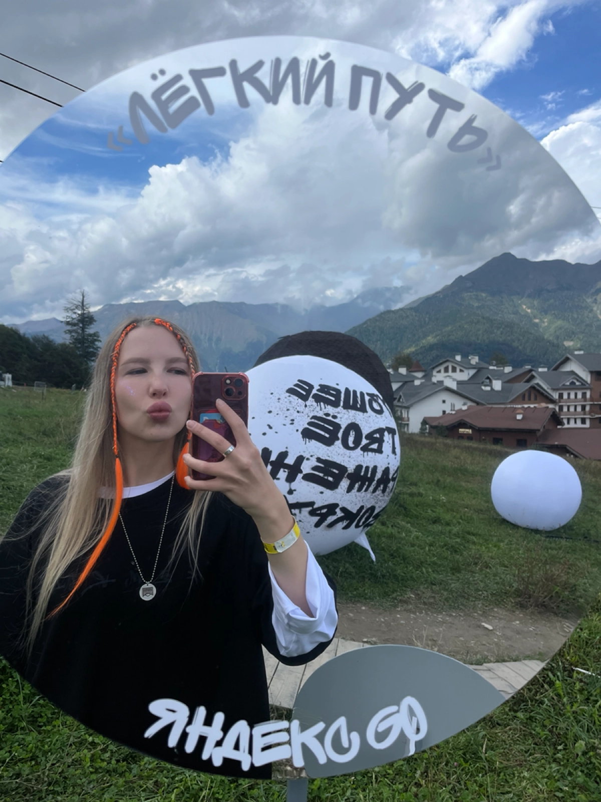Люблю свою работу за то, что не называю и не подразумеваю ее «работой» 😅  
Она - моя деятельность по совмещению всего самого моего любимого | Сетка — новая социальная сеть от hh.ru