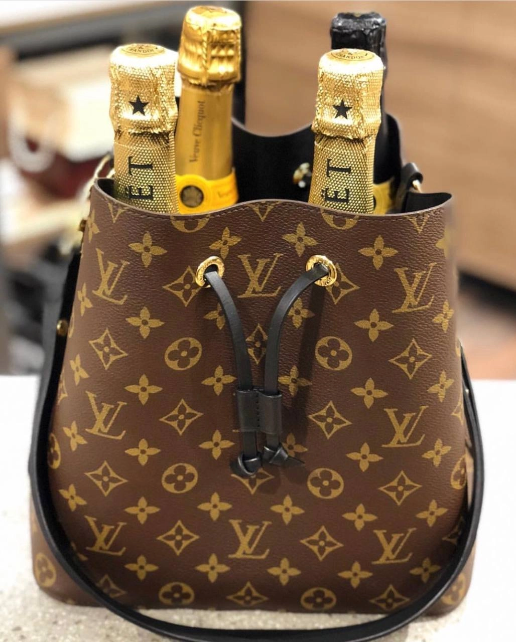Louis Vuitton 
Моя первая брендовая сумка была от Louis Vuitton, купленная в Париже. Именно поэтому этот бренд для меня стал символом особого шика | Сетка — новая социальная сеть от hh.ru