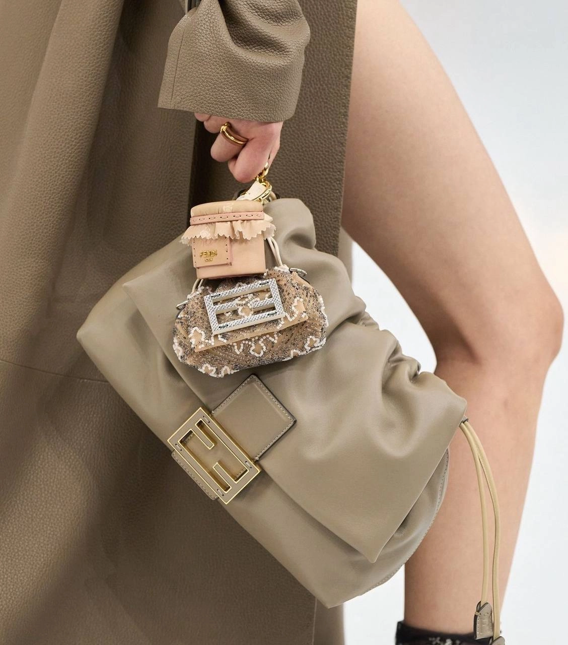 Орундий, Fendi выпустили сумку для, внимание, банки варенья. Да, туда реально можно положить варенье на случай, если вам захочется поесть сладкого | Сетка — новая социальная сеть от hh.ru