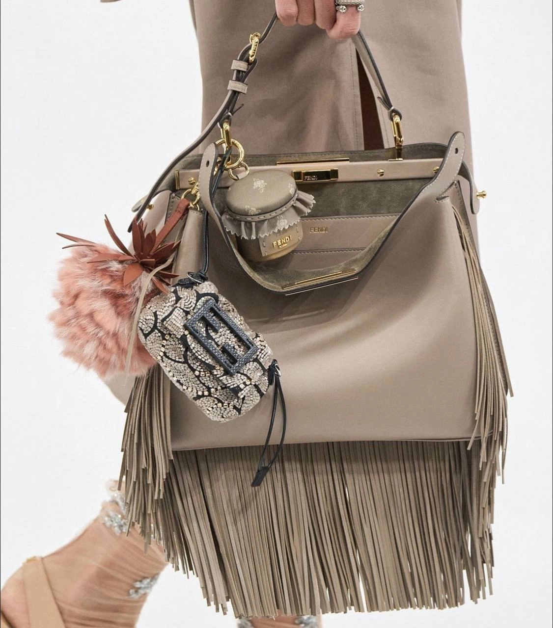 Орундий, Fendi выпустили сумку для, внимание, банки варенья. Да, туда реально можно положить варенье на случай, если вам захочется поесть сладкого | Сетка — новая социальная сеть от hh.ru