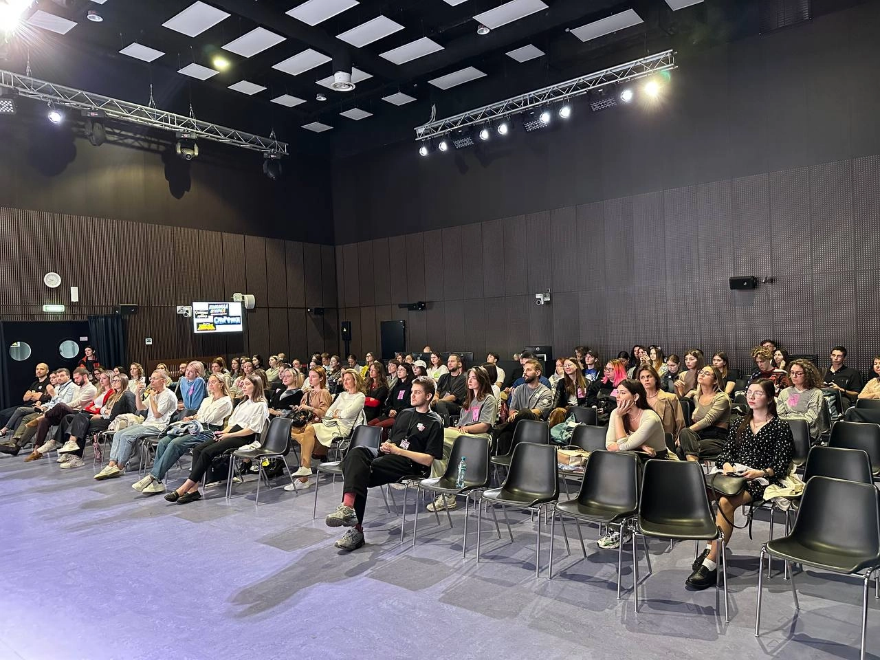 Журю сегодня с гениями дизайна на портфолио ревью от aic
Лайв транса тут:
https://vk.com/video-42809683456239552 | Сетка — новая социальная сеть от hh.ru