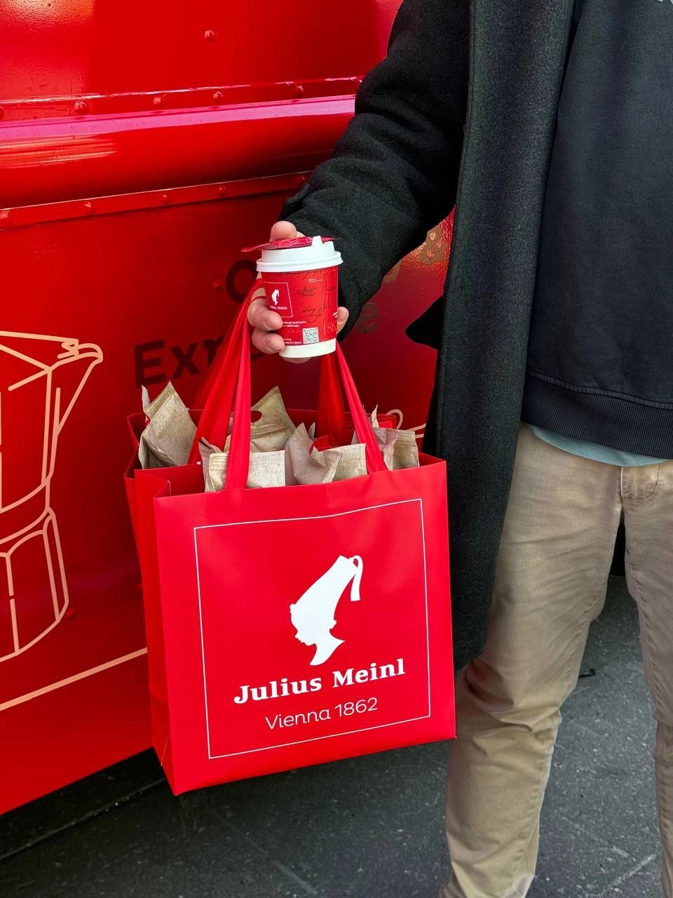 Кофе много не бывает — Julius Meinl в День кофе сварили более 430 стаканчиков и порадовали всех офисных работяг. Компания запустила кофе-трак между Москва-Сити и Бизнес-центром «Новоспасский двор» | Сетка — новая социальная сеть от hh.ru