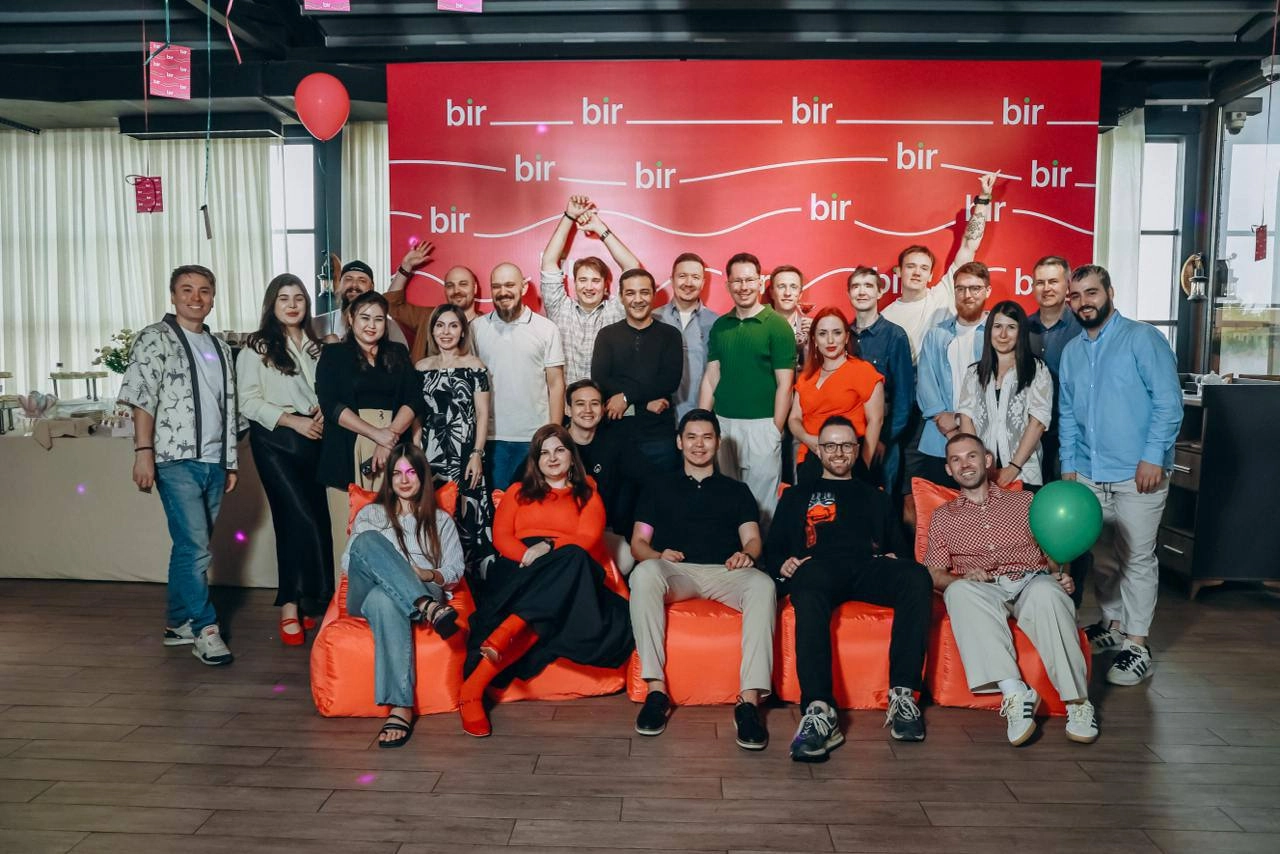 Недавно объявленная доска объявлений Bir-bir опубликовала фотографию команды, которая занимается разработкой проекта. Позиционируют себя как №1, ну, по крайней мере, целятся туда | Сетка — новая социальная сеть от hh.ru