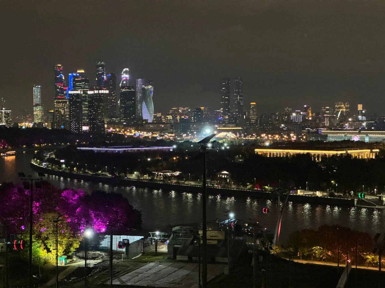 Еще один Moscow-trip завершен ✔️
На этот раз был слёт HR, а именно - страт. сессия. Для меня этот опыт впервые, поэтому поделюсь впечатлениями. | Сетка — новая социальная сеть от hh.ru