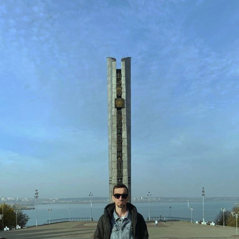 Сегодня обещают плюс девятнадцать, но с утра прохладно. Надел шапку
#monumentcap | Сетка — новая социальная сеть от hh.ru
