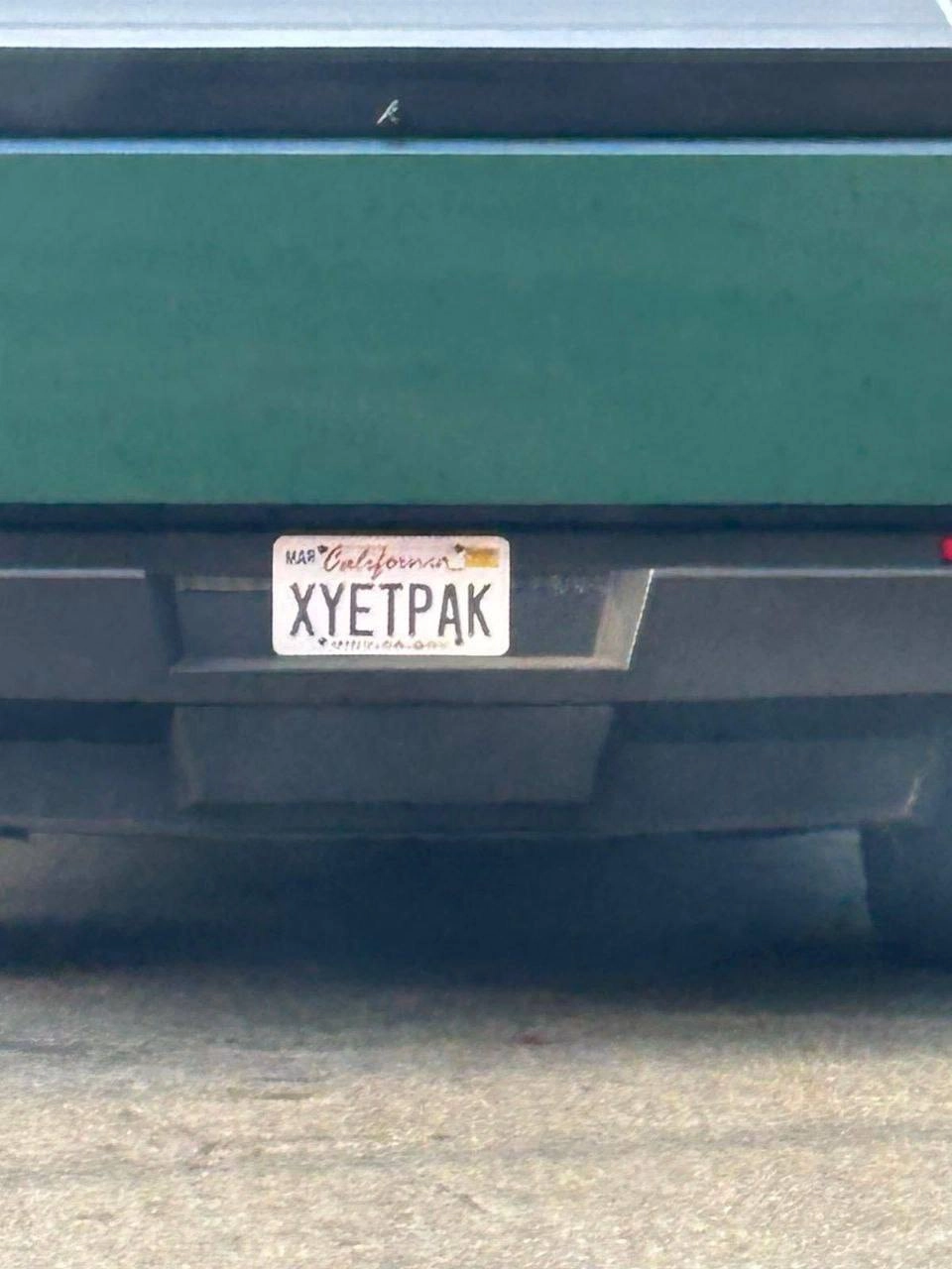 В США был замечен Cybertruck, который явно купил эмигрант из России. 
не спрашивайте, как мы это поняли😄
🍕наш телеграм канал | Сетка — новая социальная сеть от hh.ru