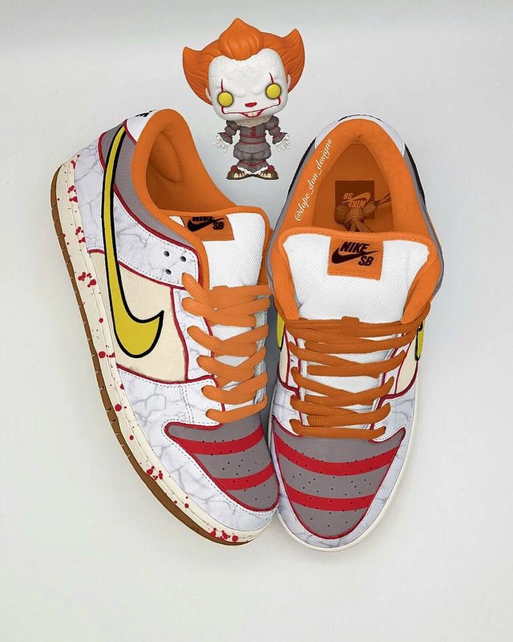 Какой классный кастомный дизайн Nike SB Dunks. Дизайнер Dop Done сделал кастомную подборку к Хэллоуину. Он вдохновлялся Чаки, Фредди Крюгером, Криком, Пилой и другими персонажами фильмов ужасов | Сетка — новая социальная сеть от hh.ru