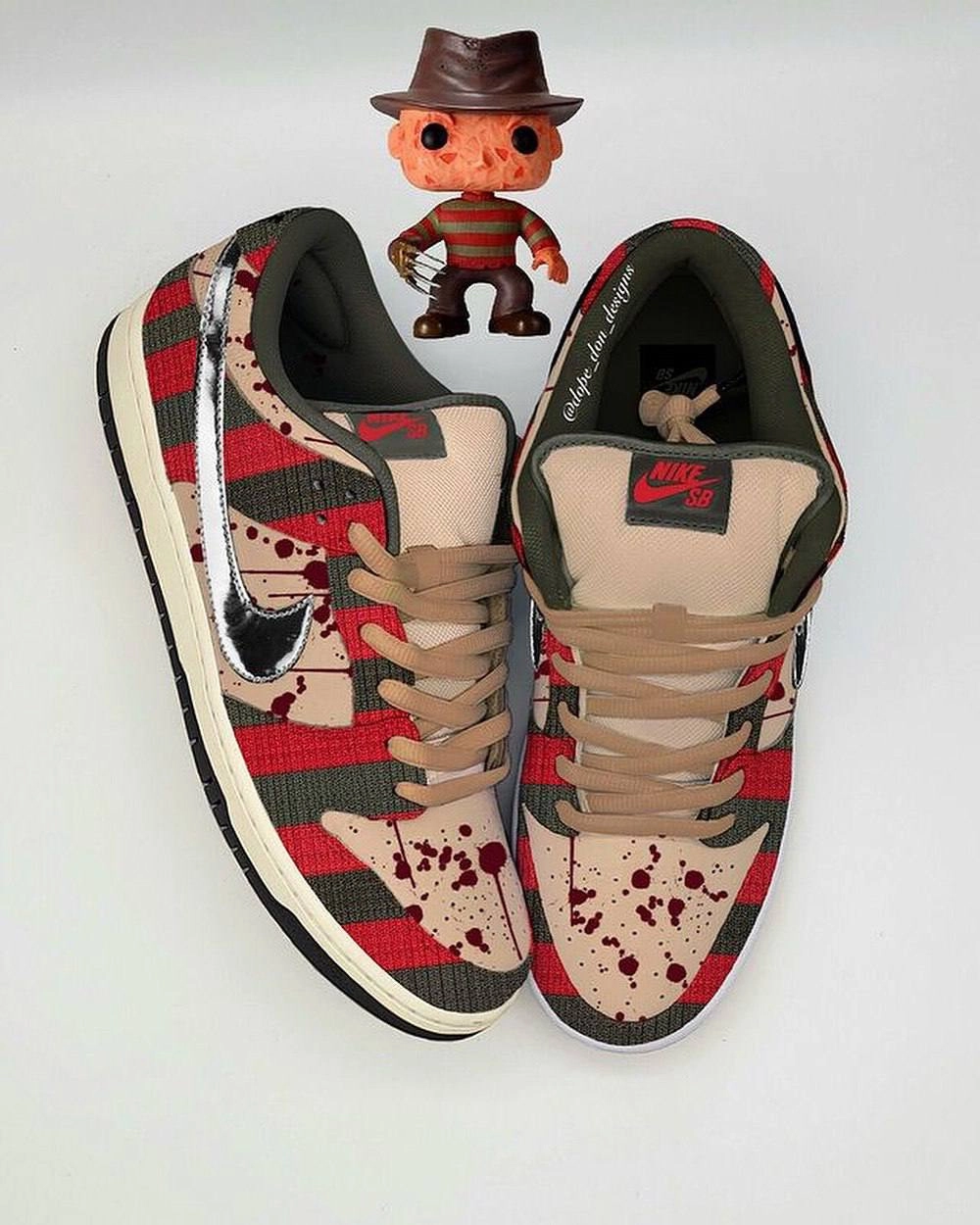 Какой классный кастомный дизайн Nike SB Dunks. Дизайнер Dop Done сделал кастомную подборку к Хэллоуину. Он вдохновлялся Чаки, Фредди Крюгером, Криком, Пилой и другими персонажами фильмов ужасов | Сетка — новая социальная сеть от hh.ru