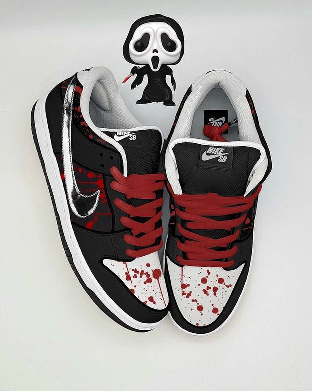 Какой классный кастомный дизайн Nike SB Dunks. Дизайнер Dop Done сделал кастомную подборку к Хэллоуину. Он вдохновлялся Чаки, Фредди Крюгером, Криком, Пилой и другими персонажами фильмов ужасов | Сетка — новая социальная сеть от hh.ru