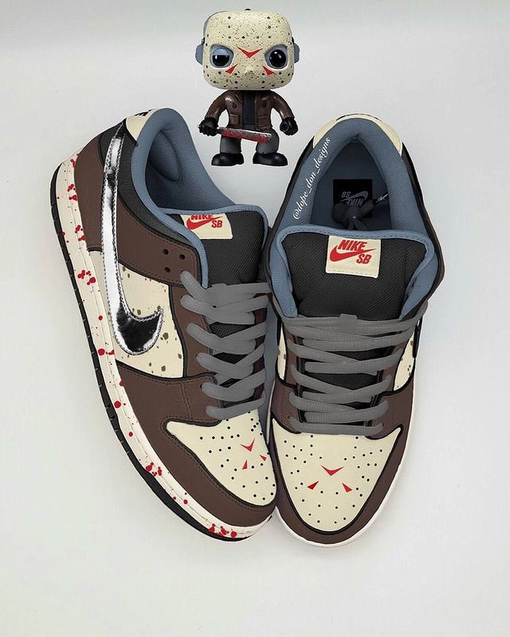 Какой классный кастомный дизайн Nike SB Dunks. Дизайнер Dop Done сделал кастомную подборку к Хэллоуину. Он вдохновлялся Чаки, Фредди Крюгером, Криком, Пилой и другими персонажами фильмов ужасов | Сетка — новая социальная сеть от hh.ru