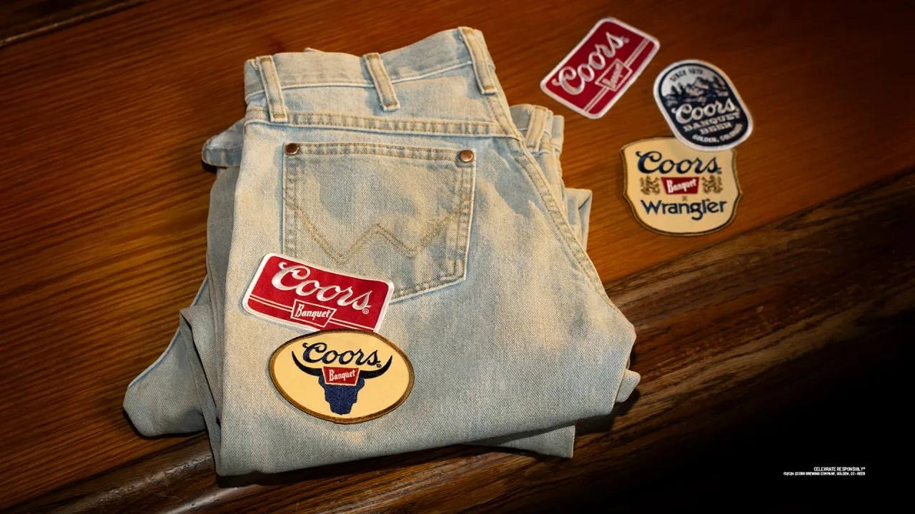 Культовый бренд одежды Wrangler заколабился с пивоварней Coors для выпуска уникальной линейки джинс.
Модель Wrangler Cowboy подвергли обработке, в ходе которой джинсы выстирали в пиве | Сетка — новая социальная сеть от hh.ru