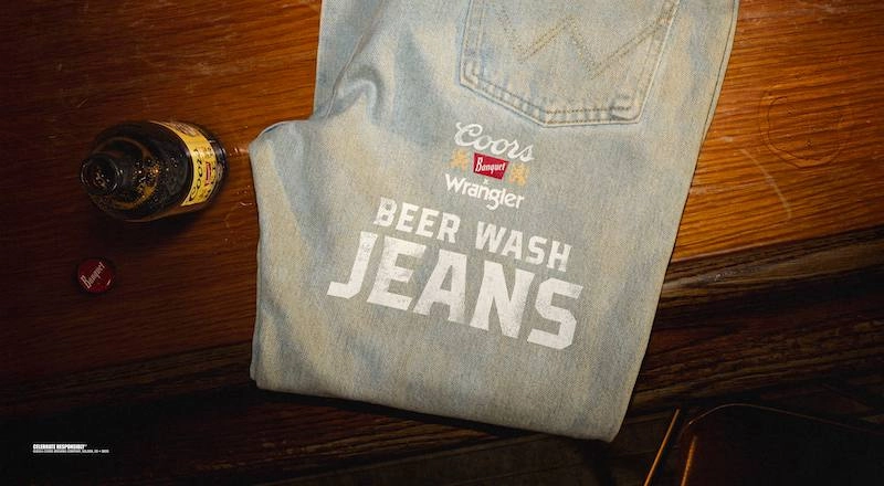 Культовый бренд одежды Wrangler заколабился с пивоварней Coors для выпуска уникальной линейки джинс.
Модель Wrangler Cowboy подвергли обработке, в ходе которой джинсы выстирали в пиве | Сетка — новая социальная сеть от hh.ru