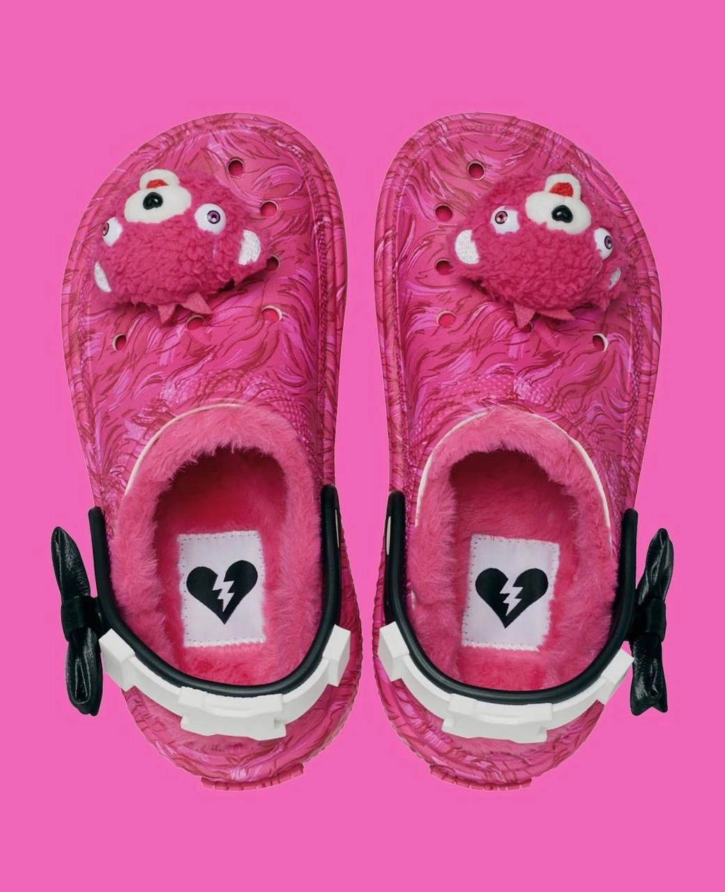 Офигенно: Crocs и Fortnite выпустят безумные клоги с Капитаном команды по обнимашкам. Это один из легендарных персонажей игры. 
Розовые тапки с мехом украшает милый джиббитс с мордой мишки | Сетка — новая социальная сеть от hh.ru