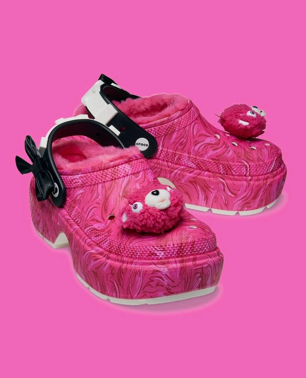 Офигенно: Crocs и Fortnite выпустят безумные клоги с Капитаном команды по обнимашкам. Это один из легендарных персонажей игры. 
Розовые тапки с мехом украшает милый джиббитс с мордой мишки | Сетка — новая социальная сеть от hh.ru