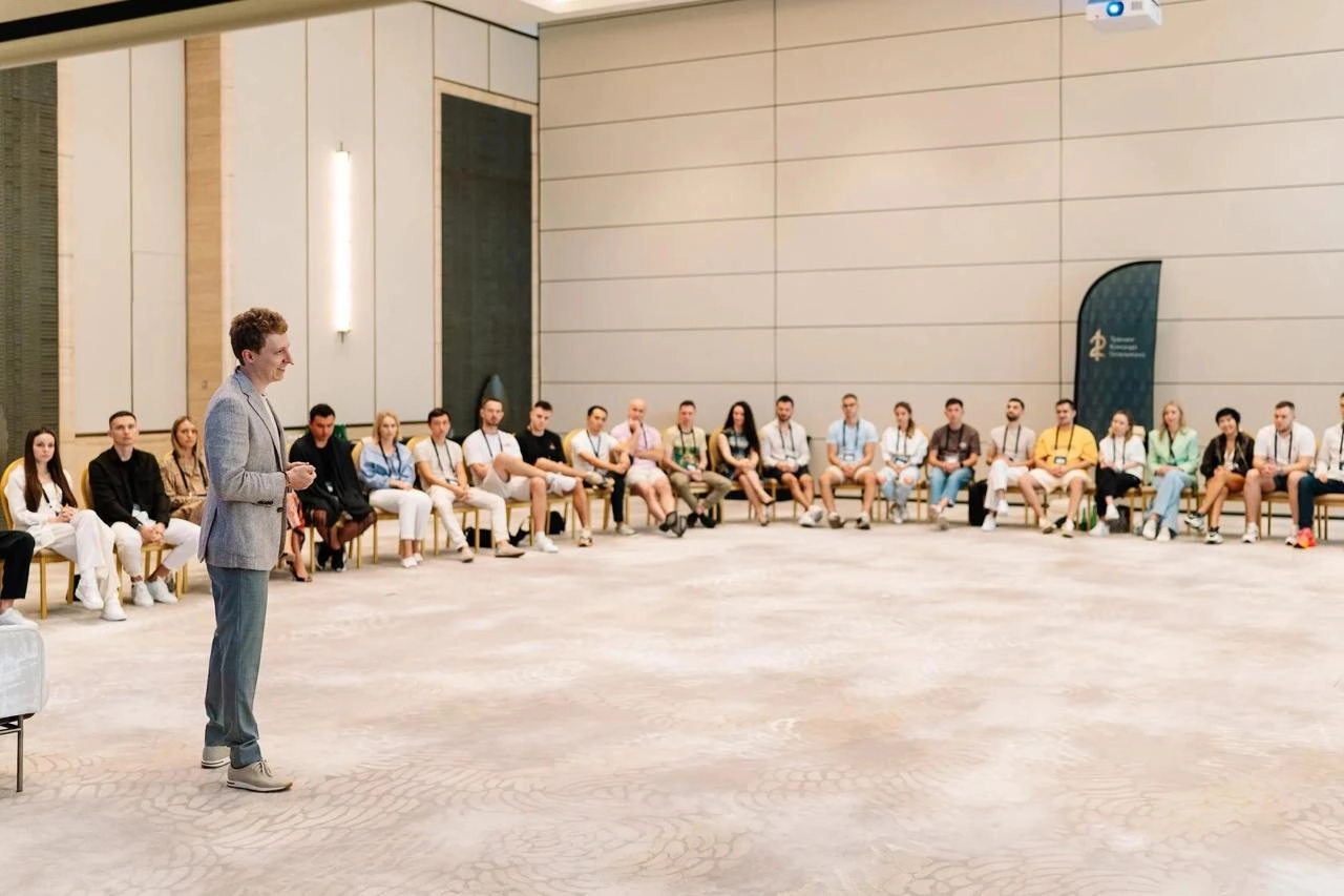Вакансия CMO для Павла Гительмана
Для тех, кто ещё не знаком с деятельностью Павла:
Сейчас Павел живёт в Дубае, он основатель рекламного агентства R:TA, входящего в топ-5 на рынке рекламы | Сетка — новая социальная сеть от hh.ru