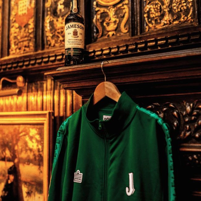 Воу воу воу! Ирландский бренд виски Jameson в коллабе с футбольным брендом Admiral выпустил мегастильные спортивные костюмы в стиле ретро | Сетка — новая социальная сеть от hh.ru