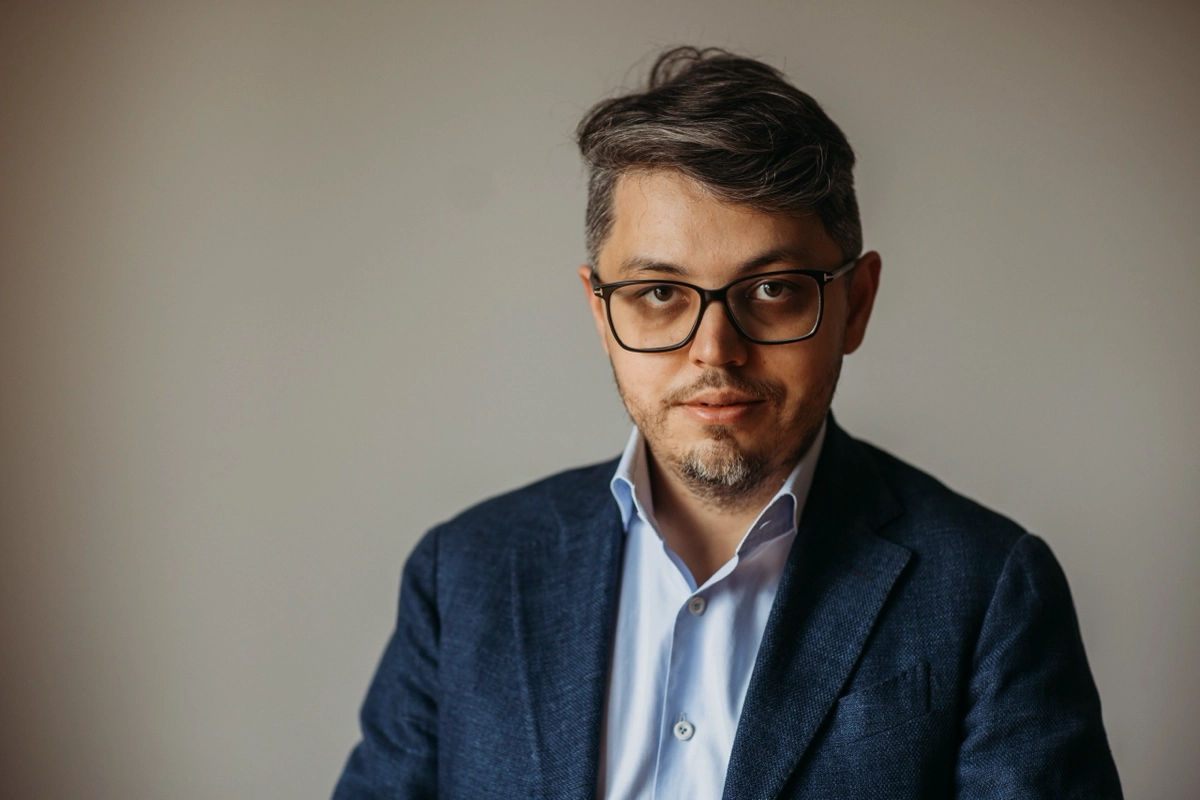 Привет! 👋 Я — Артём, уже 10 лет в IT и видеопродакшене, и знаю, как сложно найти проверенных специалистов или проекты | Сетка — новая социальная сеть от hh.ru