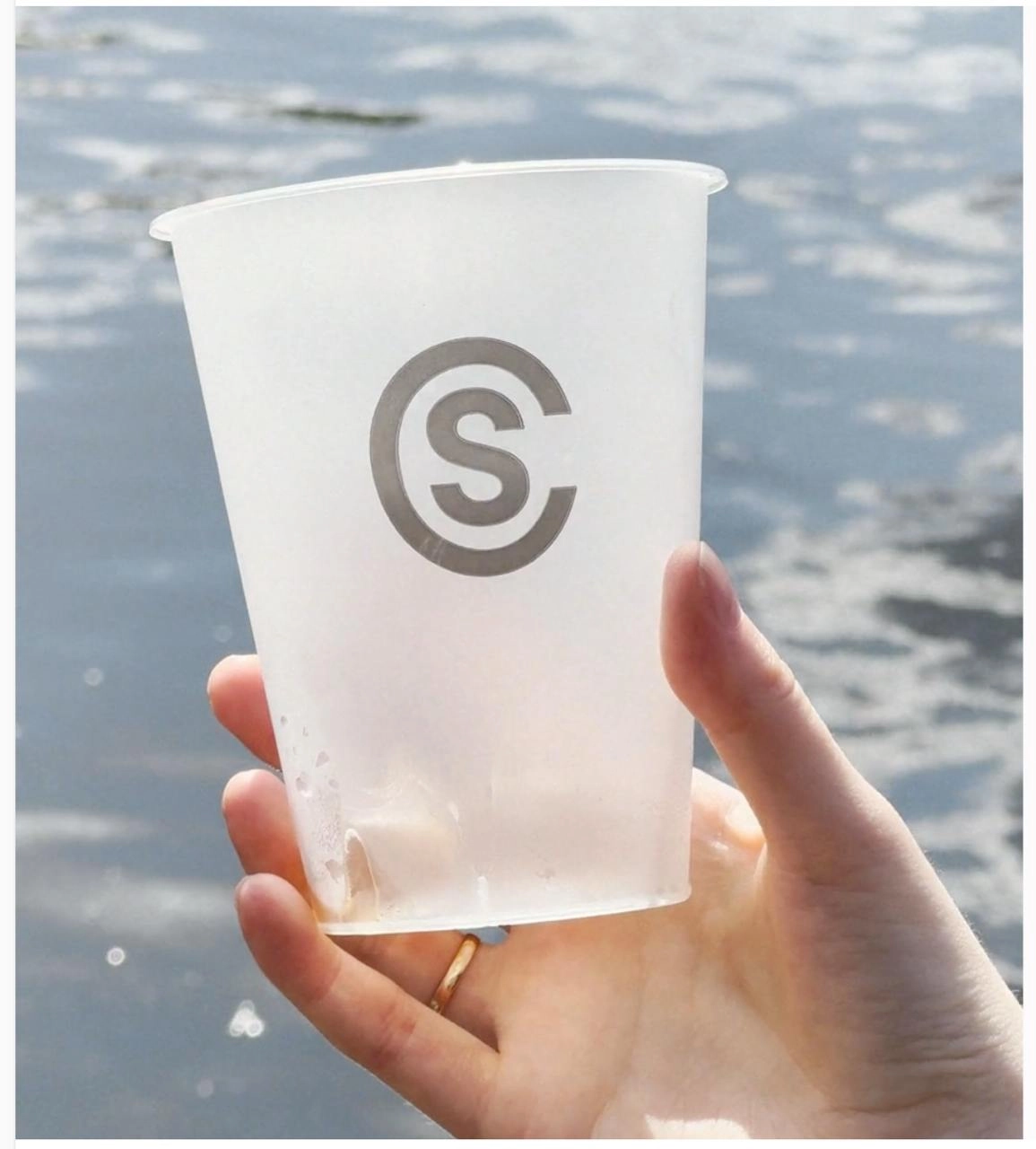📸 Воскресное вдохновение
Сегодня посмотрим на ребрендинг сети кофеен Skuratov Coffee. Сначала меня привлекло известное название, но внутри все интеренее | Сетка — новая социальная сеть от hh.ru