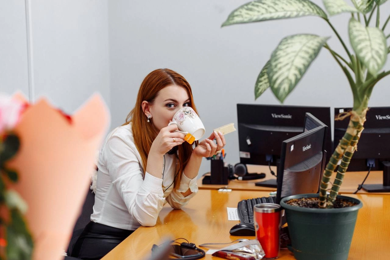 Work Balance: Реальная Жизнь
Когда ты пытаешься найти идеальный баланс между работой и личной жизнью
Утро: "Сегодня я встану пораньше, сделаю зарядку и позавтракаю полезным смузи!" 
На деле: "Встаю за... | Сетка — новая социальная сеть от hh.ru