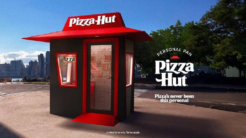 Мечта для интроверта — Pizza Hut создали ресторан для одного. 
Само заведение оформлено в фирменных красных тонах. Внутри находится только один диванчики один стол | Сетка — новая социальная сеть от hh.ru