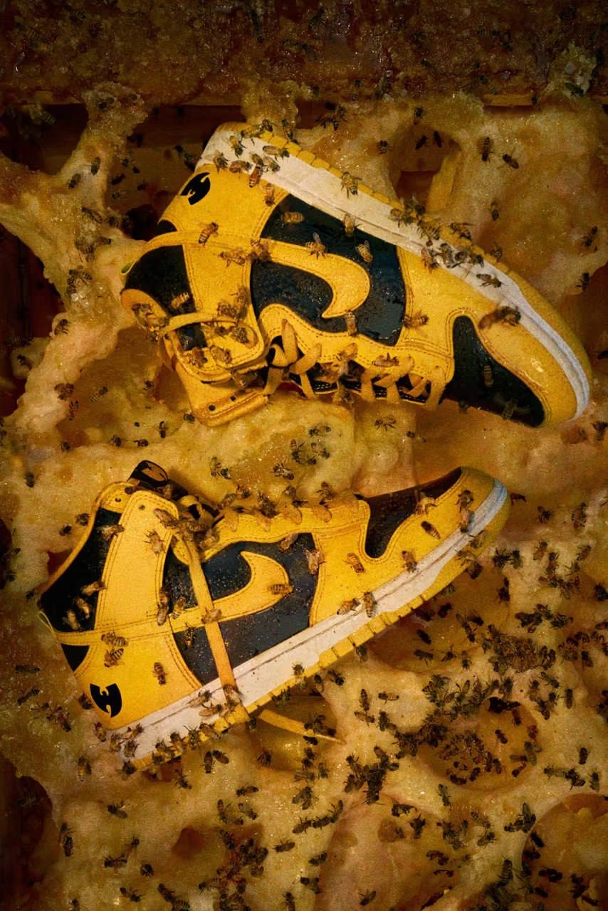 Nike играет на ностальгии и перевыпускает легендарные кроссовки Dunk High Wu-Tang. Из названия можно понять, что эти кроссовки посвящены группе Wu-Tang Clan. 
Впервые их выпустили в 1999 году | Сетка — новая социальная сеть от hh.ru