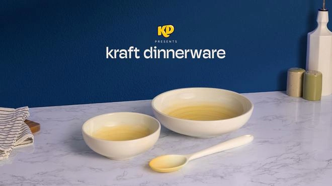 Kraft выпустил тарелку для любителей макаронов с сыром, которую не нужно мыть. Тарелка уже окрашена в градиент цветов в которые окрашивается тарелка от макаронов с сыром | Сетка — новая социальная сеть от hh.ru