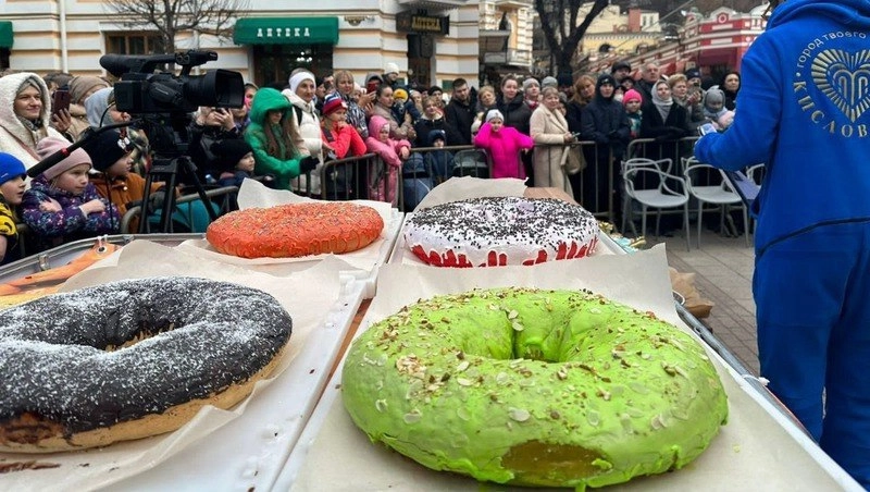 🍩 В Кисловодске пройдет фестиваль «Я — легендарный пончик»
Мероприятие пройдет с 2 по 8 января. Гостей ждут дегустации пончиков и множество увлекательных активностей | Сетка — новая социальная сеть от hh.ru