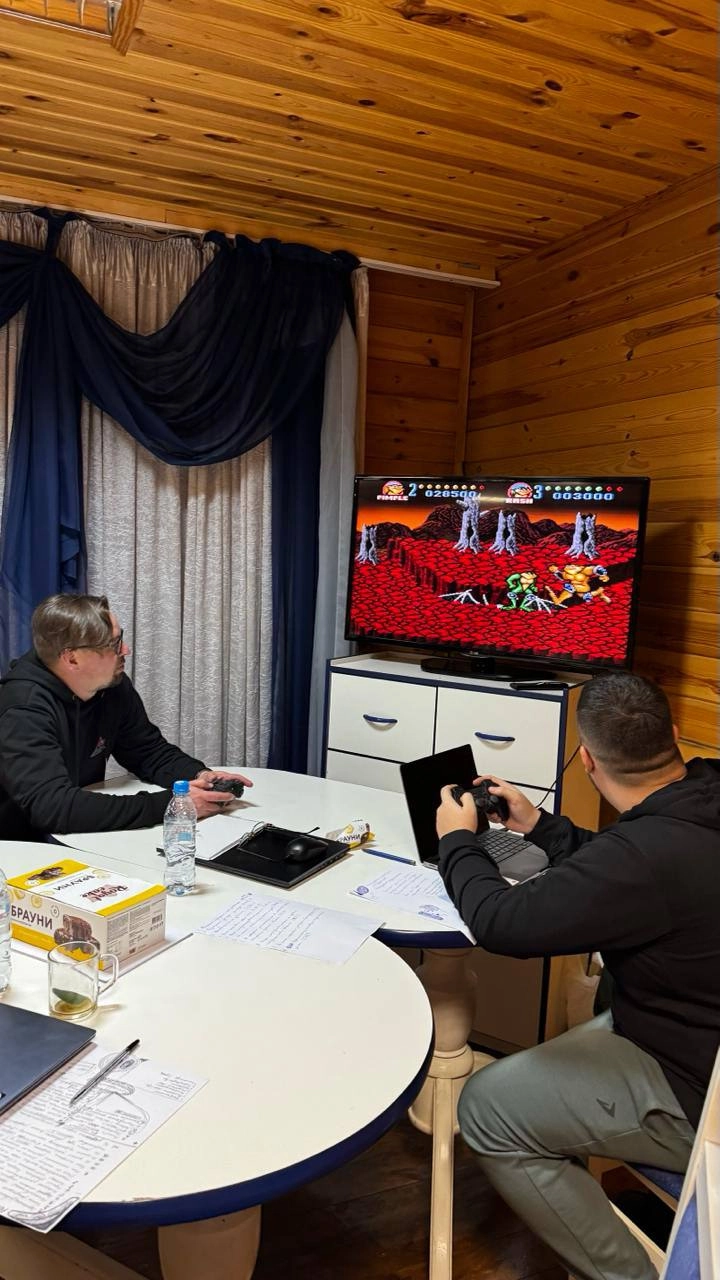 Отгремела стратсессия в Пиробайте 
Два с половиной дня мы с командой руководителей провели вместе. 
В первый день мы разбирали, какие были минусы в нашей работе, какие плюсы и что надо начать делать | Сетка — новая социальная сеть от hh.ru