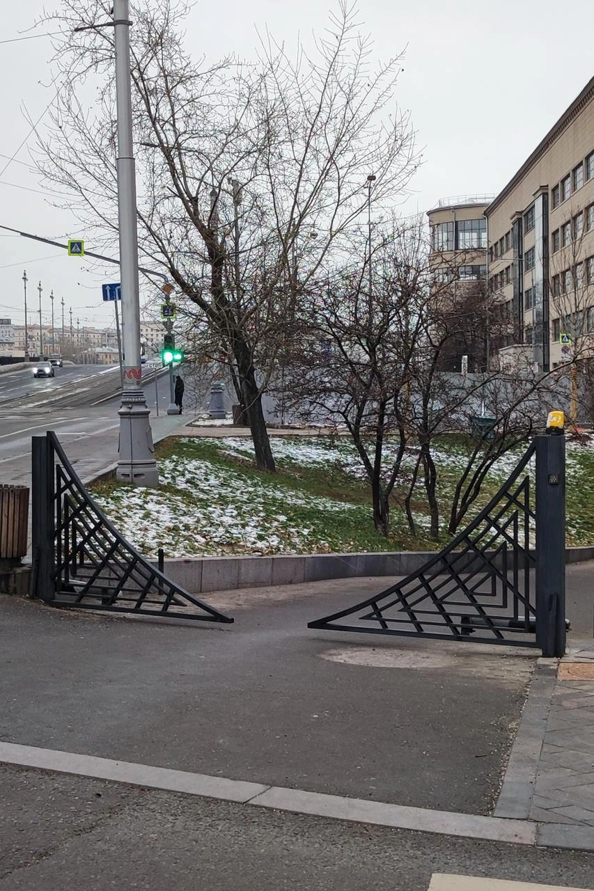 Очень изящная автомобильная калитка. 
Какие минусы вы видите? Что бы улучшили и почему? | Сетка — новая социальная сеть от hh.ru